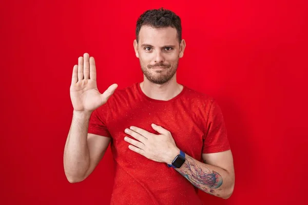 Young Hispanic Man Standing Red Background Swearing Hand Chest Open — Stock Photo, Image
