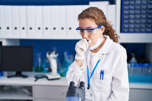 Young Caucasian Woman Working Scientist Laboratory Feeling Unwell Coughing Symptom — Stock Photo, Image