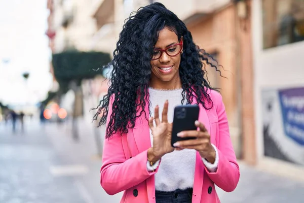 African American Woman Executive Using Smartphone Street — Stock fotografie
