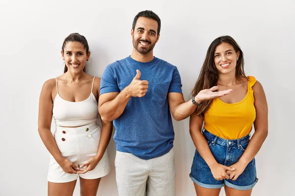 Gruppo Giovani Ispanici Piedi Sfondo Isolato Mostrando Mano Palmo Facendo — Foto Stock