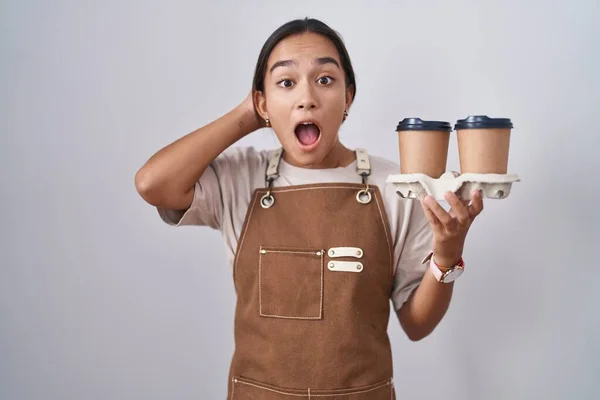 Mujer Hispana Joven Usando Delantal Camarera Profesional Sosteniendo Café Loco —  Fotos de Stock