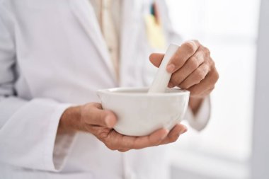 Eczanede çalışan genç bir eczacı.