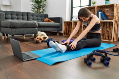 Evde esneme dersleri alan genç İspanyol kadın.