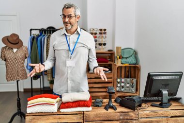 Orta yaşlı İspanyol bir adam perakende mağazasında müdür olarak çalışıyor. Hiçbir şeyden habersiz ve kolları açık, hiçbir fikri yok.. 