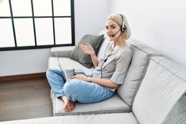 Beyaz kadın gülümsüyor. Video araması için kendine güveniyor.