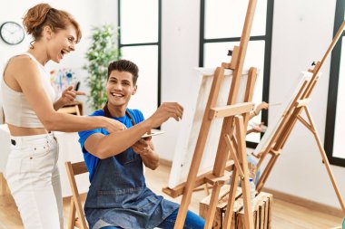 Sanat stüdyosunda mutlu çizimler yapan bir grup insan..