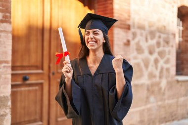Üniversitede diploması olan, üniformalı genç İspanyol bir kadın.