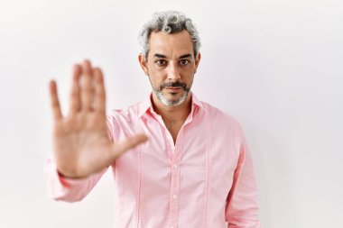 Orta yaşlı İspanyol bir adam soyutlanmış arka planda durup avucunun içi gibi şarkı söylemeyi kesiyor. Yüzünde olumsuz ve ciddi bir jest olan uyarı ifadesi. 