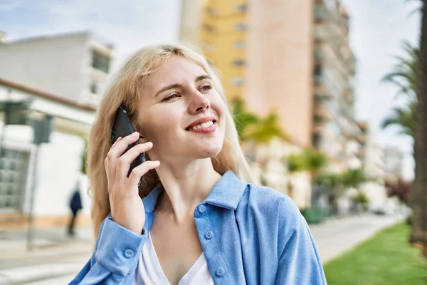 Fiatal Szőke Szabadban Egy Napsütéses Napon Beszél Telefonon — Stock Fotó