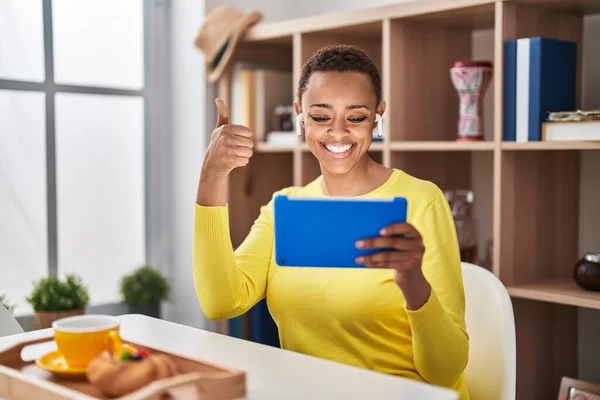 African American Woman Using Touchpad Sitting Table Breakfast Smiling Happy — Stock Photo, Image