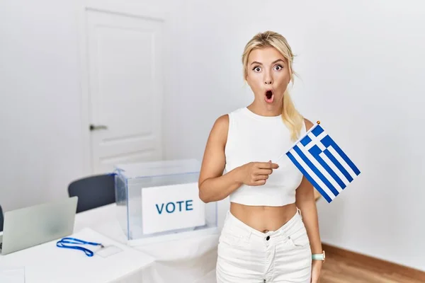 Mladá Běloška Politických Volbách Drží Řeckou Vlajku Vyděšenou Ohromenou Otevřenou — Stock fotografie