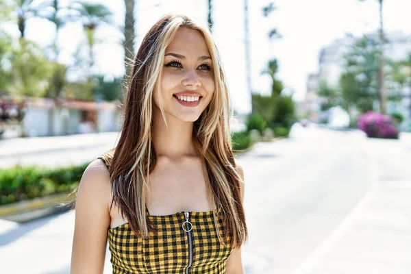 Young Caucasian Girl Smiling Happy Standing City — Stock Photo, Image