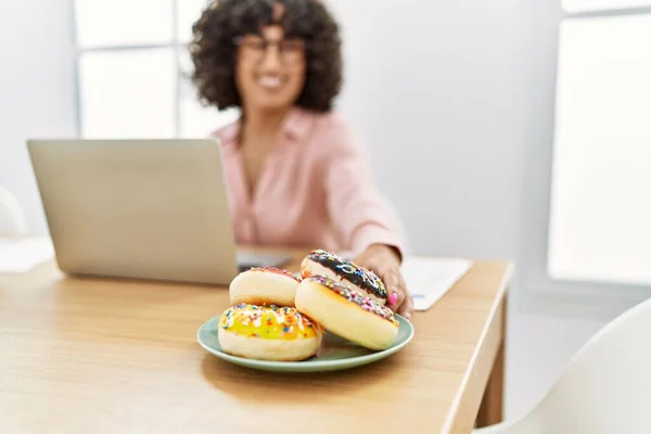 Young Middle East Businesswoman Holding Donut Working Office — Stockfoto