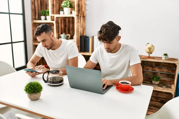 Due Uomini Ispanici Coppia Utilizzando Smartphone Laptop Casa — Foto Stock