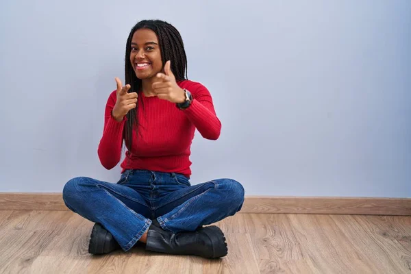 Jonge Afro Amerikaanse Met Vlechten Vloer Thuis Wijzende Vingers Naar — Stockfoto