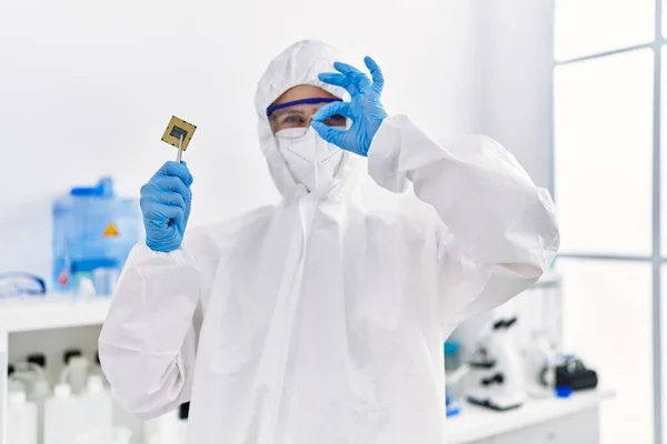 Jong Blond Vrouw Holding Cpu Computer Processor Laboratorium Glimlachen Gelukkig — Stockfoto