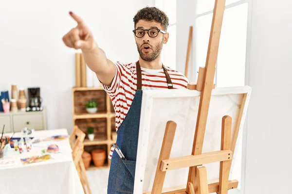Sanat Stüdyosundaki Arap Genç Adam Parmağıyla Işaret Ederek Şaşırdı Ağzı — Stok fotoğraf