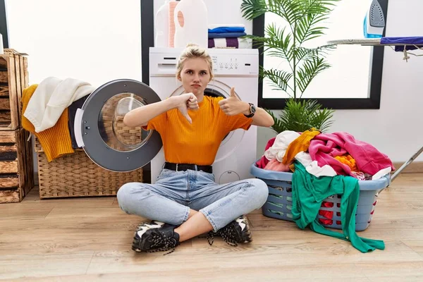 Junge Blonde Frau Beim Wäschewaschen Sitzend Der Waschmaschine Daumen Hoch — Stockfoto