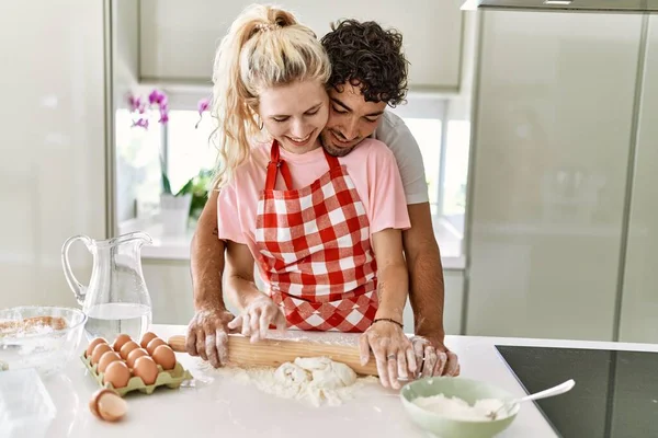 Jovem Casal Sorrindo Feliz Amassar Massa Farinha Com Mãos Cozinha — Fotografia de Stock