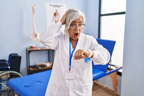 Middle Age Woman Grey Hair Working Pain Recovery Clinic Looking — Stockfoto