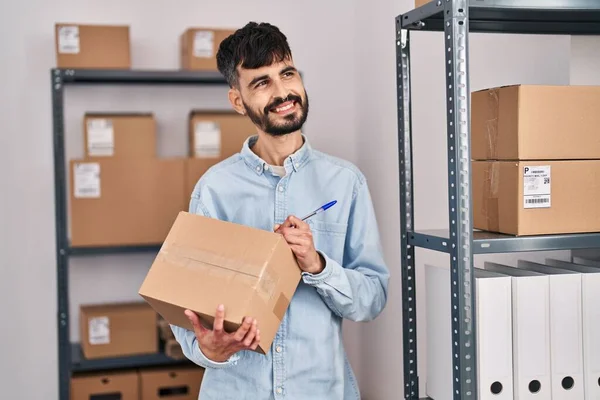 Jonge Spaanse Man Commerce Zakenman Schrijven Pakket Kantoor — Stockfoto