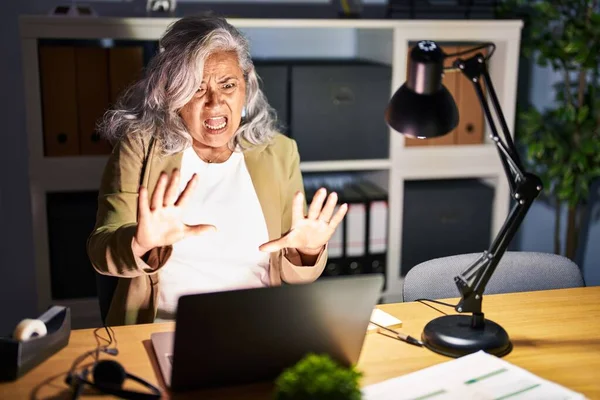 Middle Age Woman Grey Hair Working Using Computer Laptop Late — Stockfoto