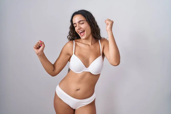 Ung Latinamerikansk Kvinna Klädd Vita Underkläder Dansar Glad Och Glad — Stockfoto