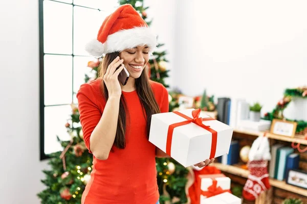 Jovem Latina Falando Smartphone Junto Árvore Natal Casa — Fotografia de Stock