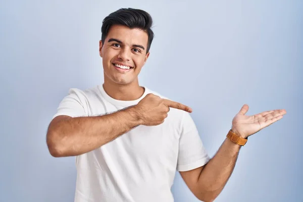 Hombre Hispano Pie Sobre Fondo Azul Asombrado Sonriendo Cámara Mientras —  Fotos de Stock