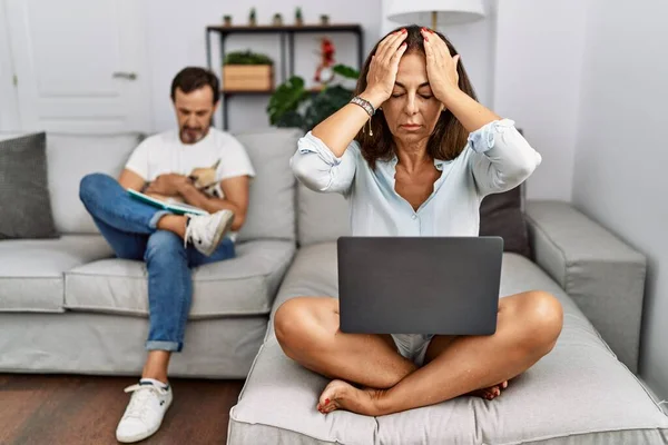 Hispanic Middle Age Couple Home Woman Using Laptop Suffering Headache — Stockfoto