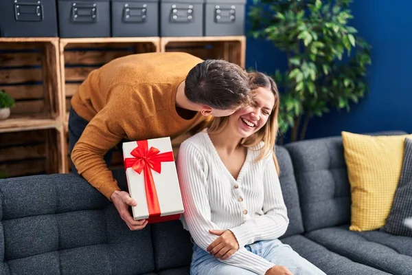 Young Man Woman Couple Surprise Gift Sitting Sofa Home — 스톡 사진