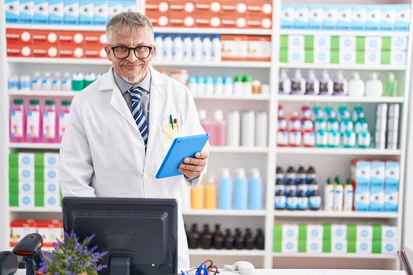 Farmacéutico Hombre Pelo Gris Mediana Edad Usando Touchpad Computadora Laboratorio —  Fotos de Stock