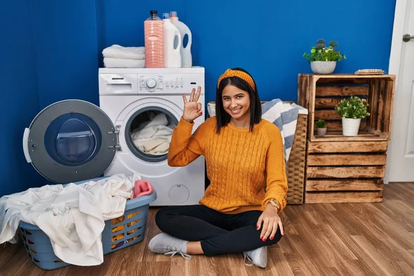 Jovem Hispânica Fazendo Lavanderia Sorrindo Positivo Fazendo Sinal Com Mão — Fotografia de Stock