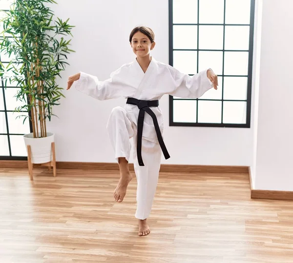 Joven Chica Hispana Haciendo Artes Marciales Estudio Entrenamiento — Foto de Stock