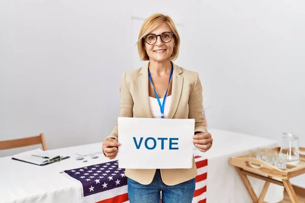 Medelålders Blond Kvinna Ler Säker Håller Röst Banner Vid Val — Stockfoto