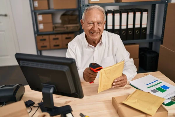 Hombre Mayor Comercio Electrónico Empresa Trabajador Paquete Escaneo Oficina — Foto de Stock