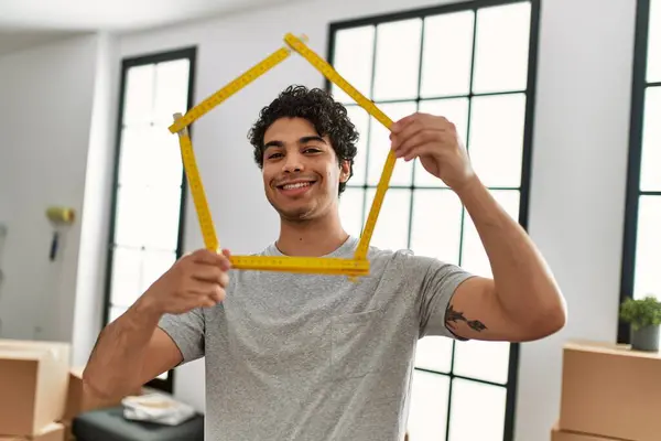 Ung Latinamerikansk Man Ler Glad Hålla Hus Projekt Nytt Hem — Stockfoto