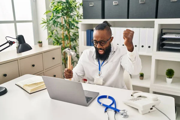 Africano Americano Que Trabalha Clínica Médica Segurando Martelo Irritado Frustrado — Fotografia de Stock