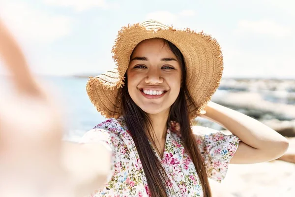 Genç Latin Kız Yaz Şapkası Takıp Sahilde Fotoğraf Çekiyor — Stok fotoğraf