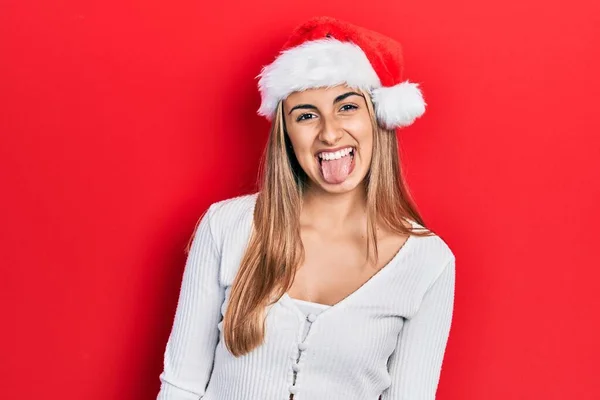 Красива Іспаномовна Жінка Різдвяному Капелюсі Викладає Язик Щасливим Смішним Виразом — стокове фото