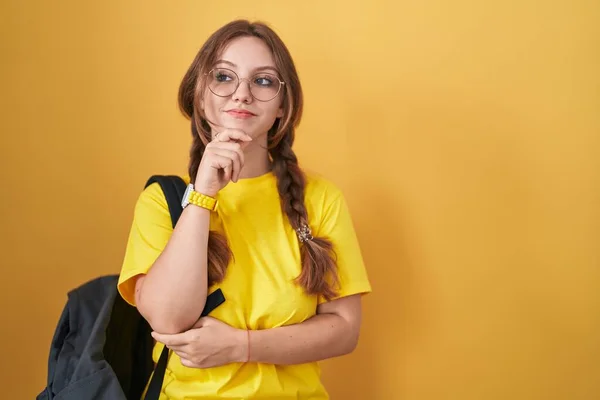 Mladá Běloška Oblečená Studentském Batohu Přes Žluté Pozadí Rukou Bradě — Stock fotografie