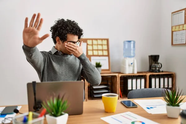 Jonge Latijns Amerikaanse Man Draagt Zakelijke Stijl Zittend Het Bureau — Stockfoto