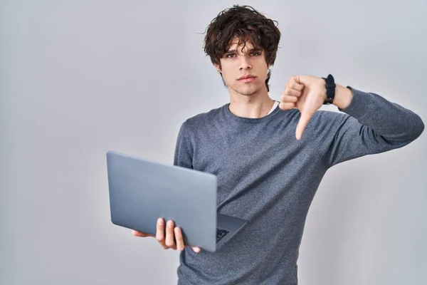 남자가 컴퓨터 랩탑을 사용하여 얼굴을 엄지손가락을 아래로 내리는 싫어하는 개념을 — 스톡 사진