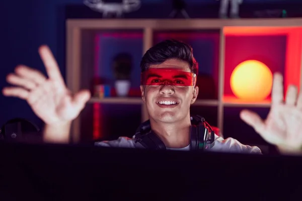 Mladý Hispánec Muž Streamer Hrát Videohry Pomocí Virtuální Reality Brýle — Stock fotografie