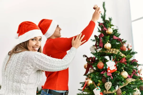 Pareja Joven Sonriendo Feliz Decorando Árbol Navidad Casa —  Fotos de Stock