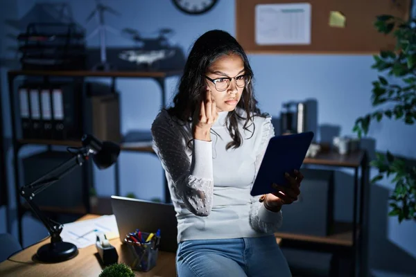 Mujer Brasileña Joven Usando Touchpad Noche Trabajando Oficina Haciendo Gesto — Foto de Stock