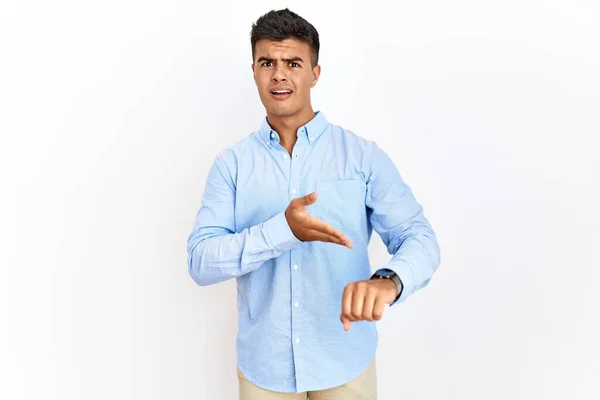 Jovem Hispânico Vestindo Camisa Negócios Sobre Fundo Isolado Com Pressa — Fotografia de Stock
