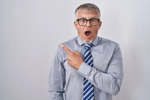 Hispanic Business Man Grey Hair Wearing Glasses Surprised Pointing Finger — Stock Photo, Image