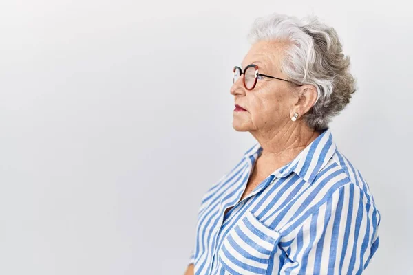 Ηλικιωμένη Γυναίκα Γκρίζα Μαλλιά Στέκεται Πάνω Από Λευκό Φόντο Κοιτάζοντας — Φωτογραφία Αρχείου
