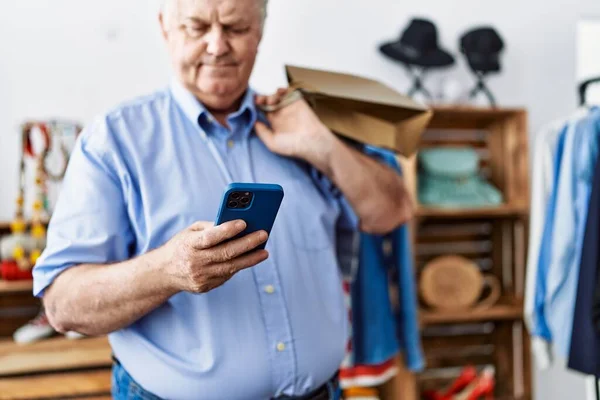 Μεσήλικας Γκριζομάλλης Άντρας Που Χρησιμοποιεί Smartphone Για Ψώνια Στο Κατάστημα — Φωτογραφία Αρχείου